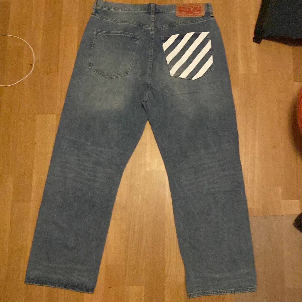 Pris går att diskuteras, tar bara Swish  Fick de på eBay för 2000 men passar inte, vet inte om äkta. Jeans & Byxor.