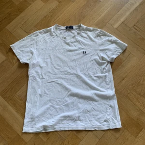 Fred Perry t-shirt  - Säljer nu min snygga Fred Perry t-shirt  som inte har kommit till användning, den är som ny utan några hål eller defekter, nypris ca 400 kr. Kontakta mig vid funderingar eller fler bilder. Priset kan diskuteras