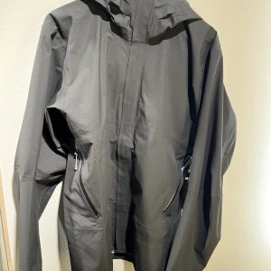 Houdini BFF jacka XL - Houdini BFF (vattentät) jacka i men’s XL. Som ny!  Nypris:4500 