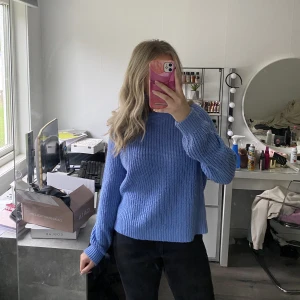 Blå stickad tröja från vero moda - Säljer denna blåa stickade tröja från Vero moda i storlek M då den inte kommer till användning💖