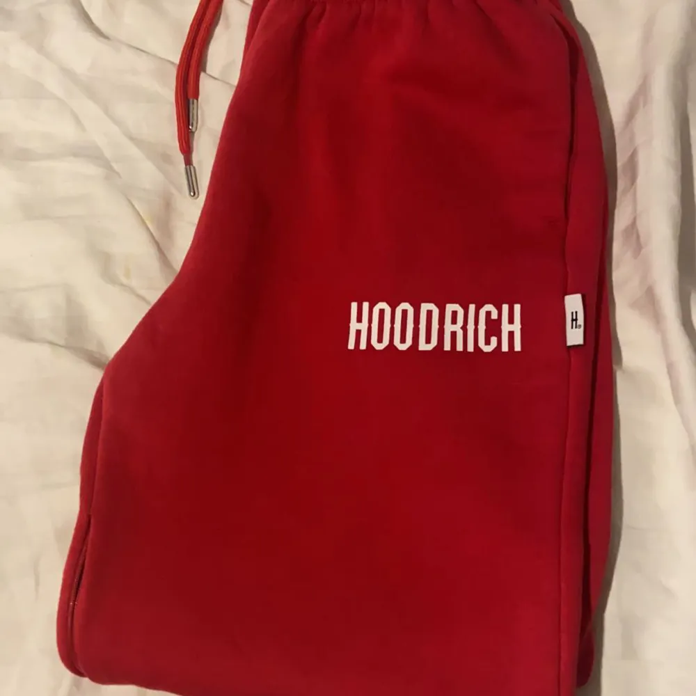 Jag säljer mitt röda hoodrich set för den va för stor för mig. Den är i bra skick o säljer den för 800kr men pris kan diskuteras  för köpte den för 1200kr. Den är i stl xs men kan passa s oxå.. Hoodies.