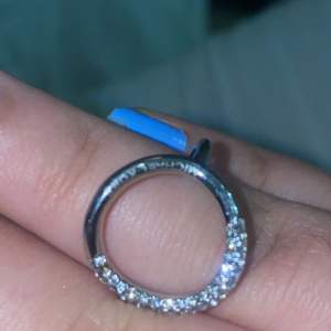 Säljer den att den ej passar längre mina fingrar det en diamant som har åkt av märker inte så mycket , men det är storlek (8) 
