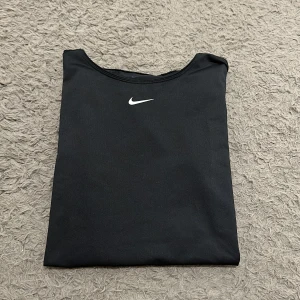 Nike tränings t-shirt  - Svart nike tränings t shirt i mycket bra skick. 
