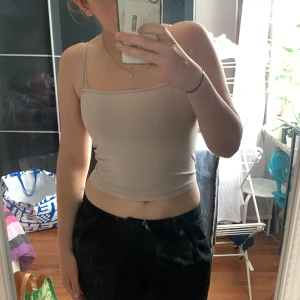 Fint linne 🌸💕💜🌺 - Fint linne ifrån hm !! Köptes för 20 kr för något år sedan, har använt den varmast. Strl s 🌸🌸