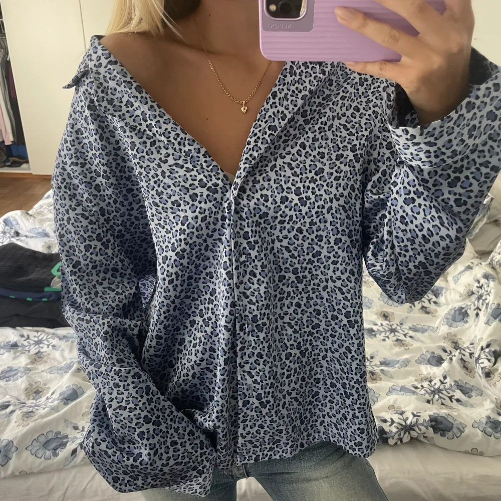 Oversized Pyjamasskorta i satin💕så fin färg, kommer inte riktigt fram på bild🫶🏽. Skjortor.