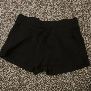 Enkla svarta shorts