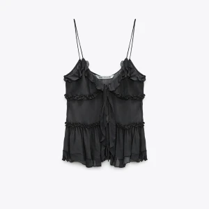 Svart volangtopp zara - Säljer min superfina topp från zara då den inte kommer till användning, tröjan är använd en gång och nyligen köpt. Kom privat för egna bilder💞💞(nypris 429kr och helt slutsåld på hemsidan)