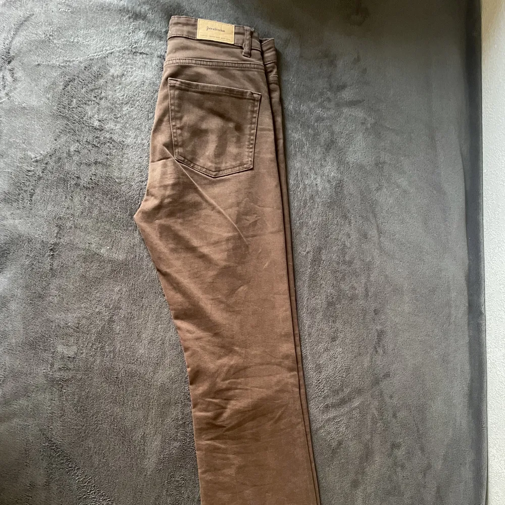 Bruna jeans från stradivarius, vändigt snygga och är i ett skönt, lite stretchit men ändå tajt material . Jeans & Byxor.