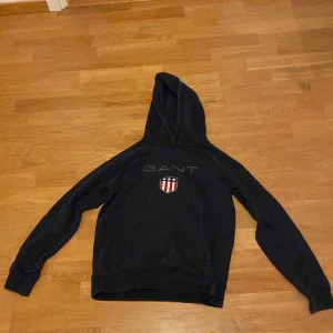 Gant hoodie - Säljer min Gant hoddie eftersom att den inte kommer till användning. Skicket skulle jag säga är 7/10. Nypris på hoodien är 899kr.
