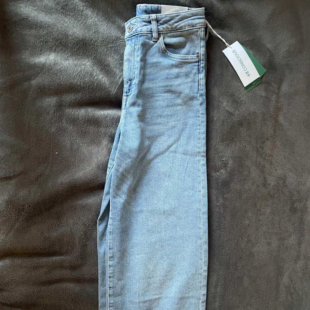 Ljusblåa jeans från hm som androg blivit använda med lappen kvar. Jeans & Byxor.