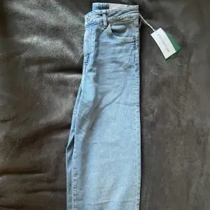 Ljusblåa jeans från hm som androg blivit använda med lappen kvar