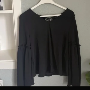 blus  - svart blus med 3/4 ärmar, jättefin och skön❤️