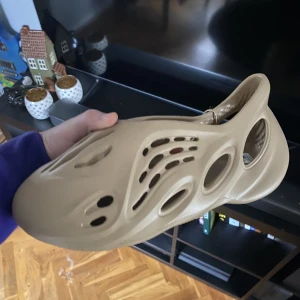 adidas Yeezy Foam RNR Clay Taupe  - Ett par yeezy foams i strl US13, passar folk med strl 45-46, helt oanvända 