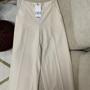 ZARA kostymbyxor  - Helt nya kostymbyxor från Zara som köptes för cirka en vecka sedan men tyvärr var dom för små. Ordinarie pris: 399