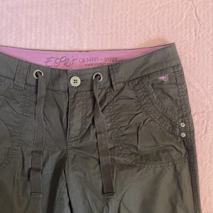 Vintage cargobyxor - Världens snyggaste cargobyxor från märket esprit🔥Dom är bruna med lila/rosa detaljer🌸Om man vill att jag ska frakta så kostar frakten 66kr