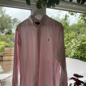 Ralph Lauren Skjorta L - Ljusrosa/vit randig skjorta i Strl L från Ralph Lauren