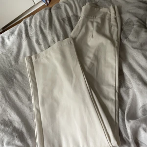 Bikbok vita kostymbyxor straight fit - Kostymbyxor i straight fit från bikbok, storlek S men strechigt material så passar även M. Säljes för 150kr.