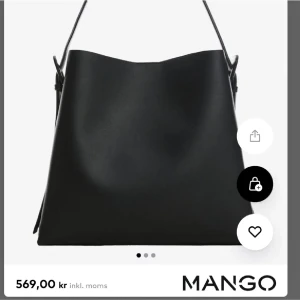 Väska från mango  - Säljer min andra väska från mango, bra skick inget slitage. ❤️