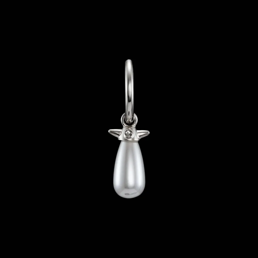 Säljer dessa pärl örhängen från Maria Nilsdotter. Skulle säga att dem är i fint skick och är använda Max 5-6 ggr. 1200 st eller båda för 2400. Accessoarer.