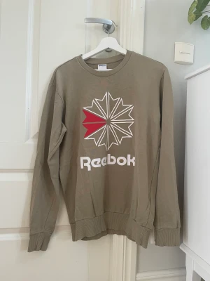Reebok Sweatshirt - Beige Reebok tröja. Bra skick. Storlek S Köparen står för frakt🤝