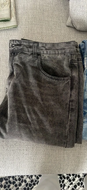 Jeans - Tre par jeans som jag knappast använt som bara tagit plats,  Nypris: 379, 499 och 599 Mitt pris: 150kr/styck eller 289kr för alla 3