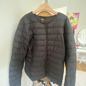 Uniqlo jacka  -  jätte snygga uniqlo jacka i storlek xxs jätte bra sick skriv om mer bilder❤️