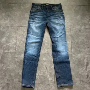 Jeans från Jack & Jones storlek 28 midja 30 längd (28/30) nypris 899 kr, skick 9/10  Mitt pris 199 + frakt