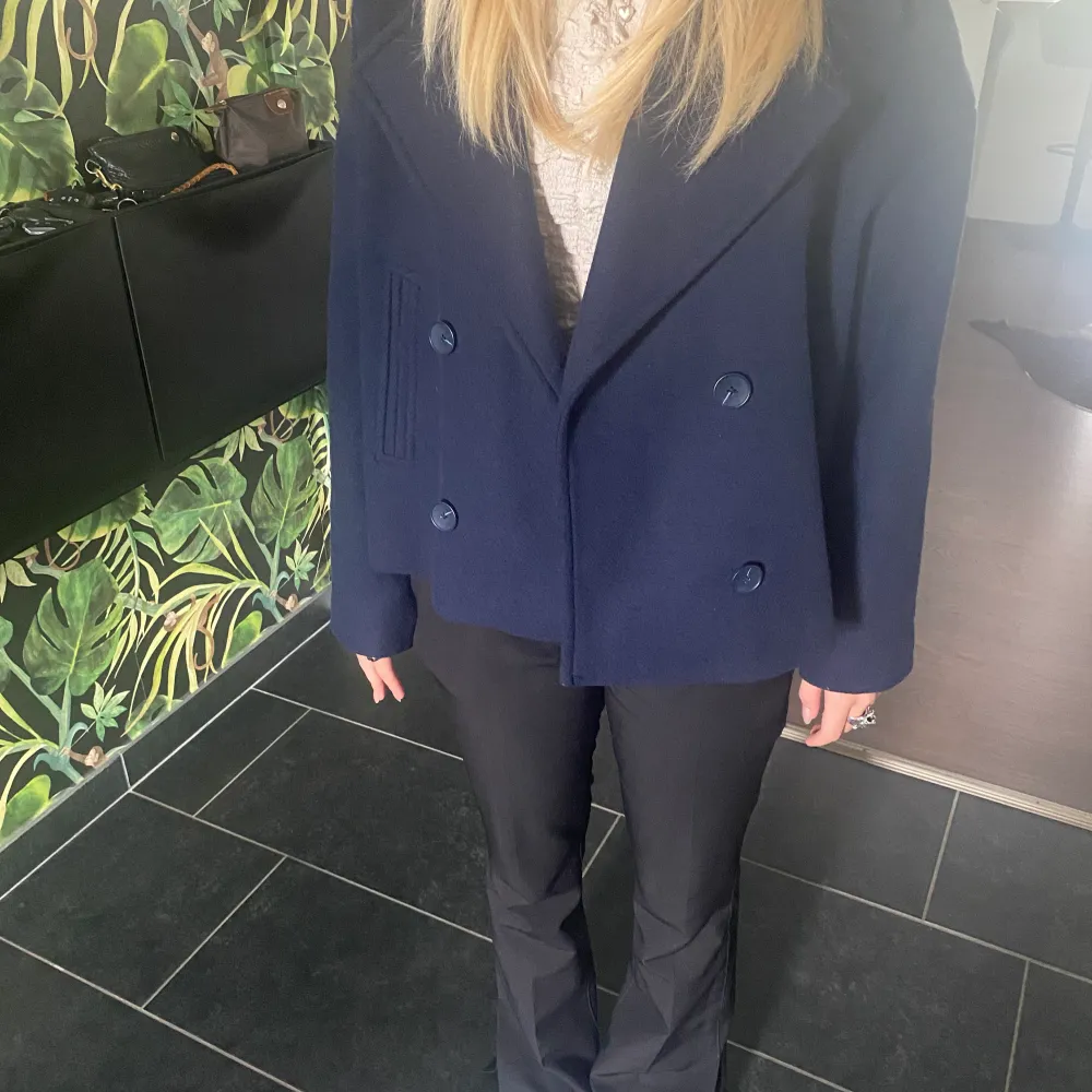 jättefin blå kappa som är köpt på Stradivarius. Den är använd max tre gånger och alltså är super fint skick. inte nopprig eller liknande alls. Hör av dig vid frågor pris kan diskuteras! HÖJ MED MINST 10kr VID BUD, KÖP DIREKT 650KR. Takit.