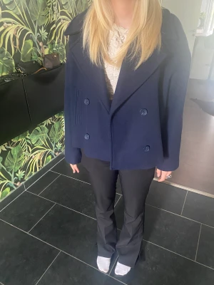Blå kappa -  jättefin blå kappa som är köpt på Stradivarius. Den är använd max tre gånger och alltså är super fint skick.   inte nopprig eller liknande alls. Hör av dig vid frågor pris kan diskuteras! HÖJ MED MINST 10kr VID BUD, KÖP DIREKT 650KR