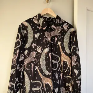 Djurmönstrad skjorta från Zara, 100% polyester, strl S (passar 36-38)
