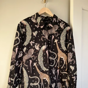 Skjorta med djurmönster från Zara - Djurmönstrad skjorta från Zara, 100% polyester, strl S (passar 36-38)
