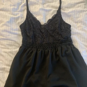 Byxdress svart - Kort svart byxdress med spets