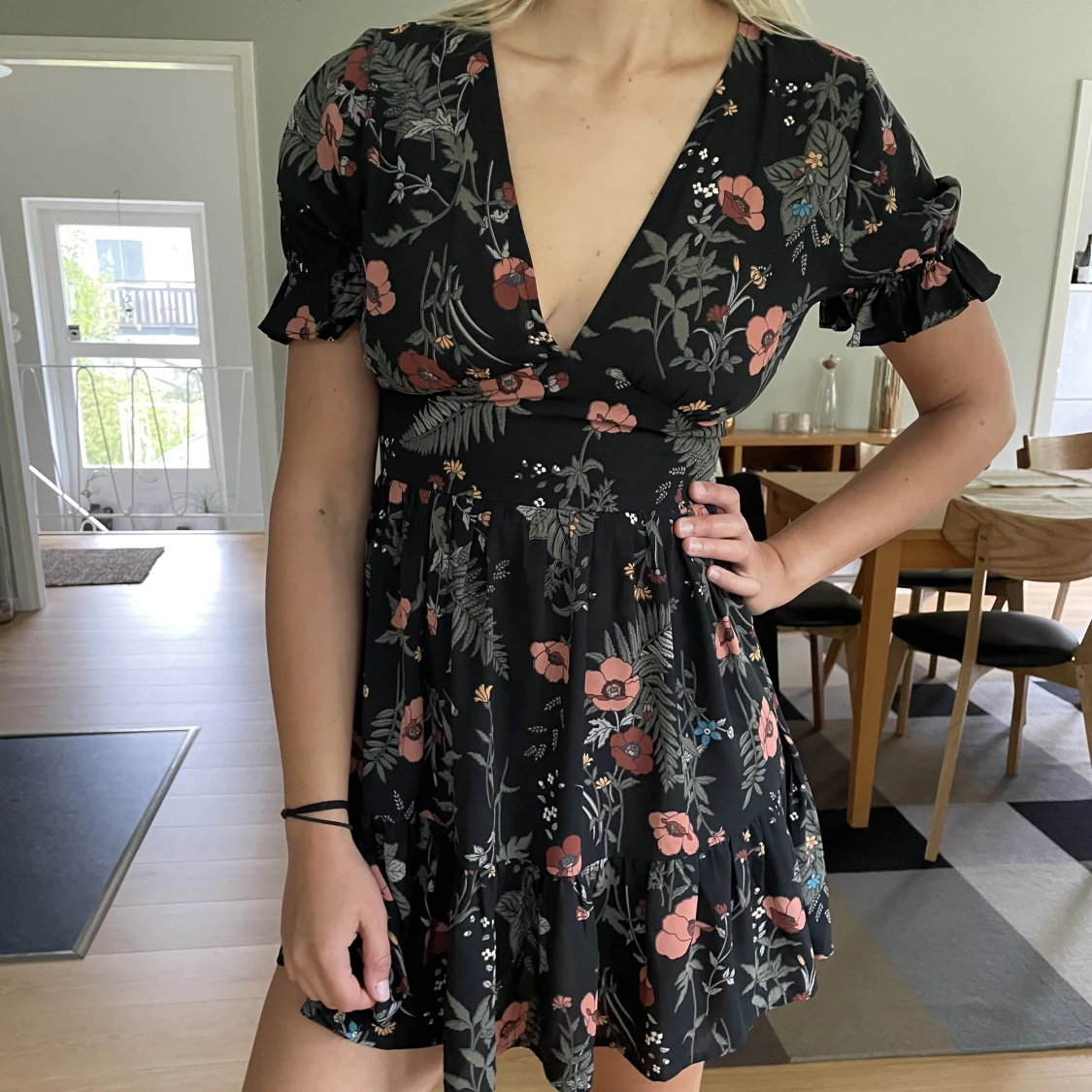 Blommig klänning öppen rygg - 91