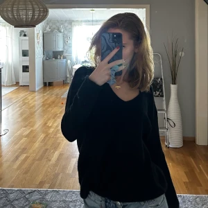 Samsøe Samsøe tjocktröja  - Säljer min favorittröja från Samsø Samsø. Tröjan är köpt på NK förra hösten för 1200kr. Säljer tröjan för 600 då tröjan är en aning nopprig vid armarna. Tröjan är i gott skick🩷🩷