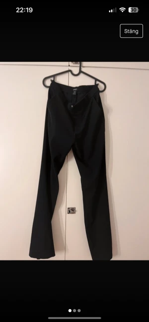 Svarta Kostymbyxor från Lindex  - Köpt begagnad men för långa för mig. 