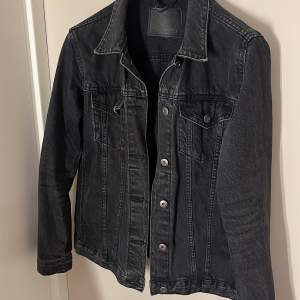 Jeans jacka från lager 157 knaps använd Köparen står för frakten 