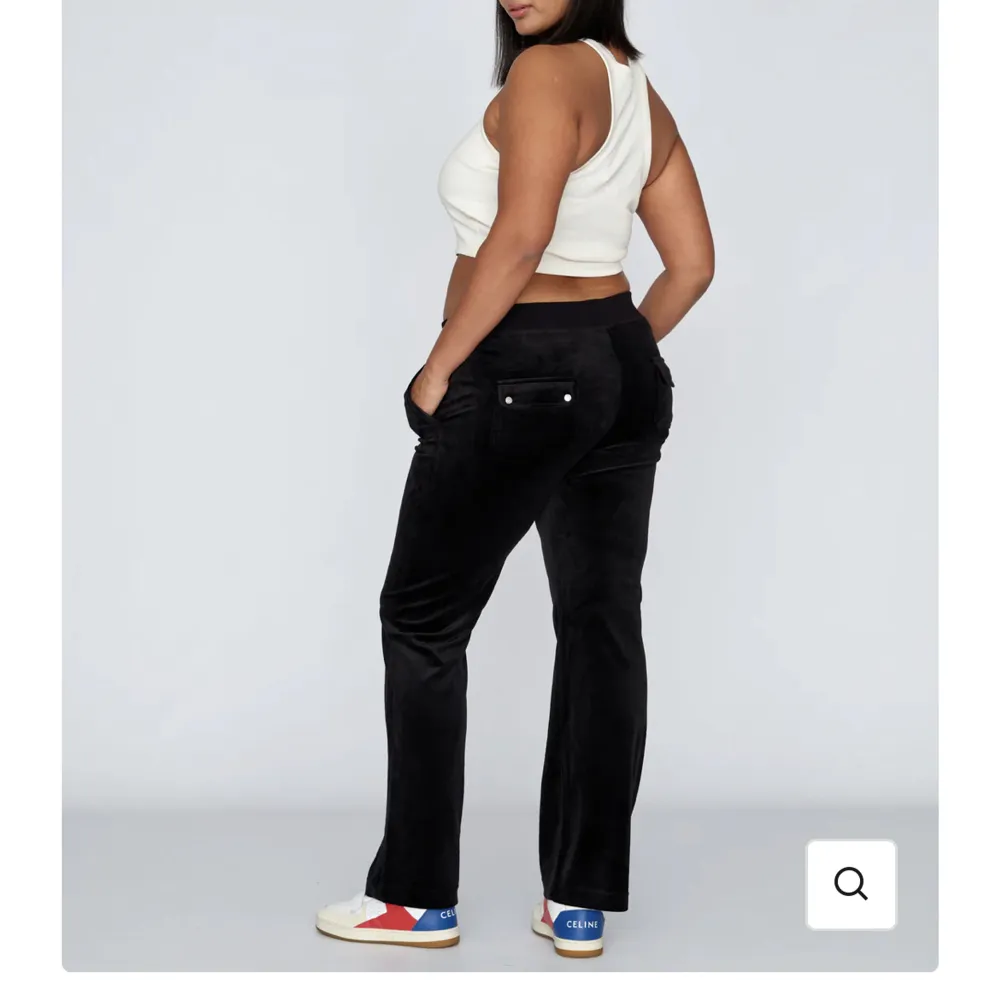 Ett par juicy byxor i färgen svart i storlek xs, inga fel på dom, säljer pga att jag inte använder dom . Jeans & Byxor.