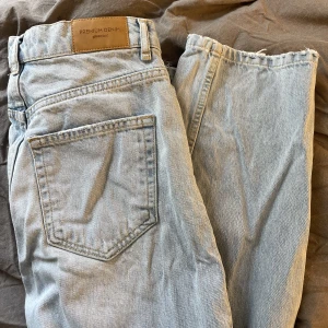 ljus blåajeans  - endast testade, säljer pågrund av för små för mig 