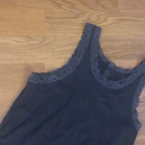 Linne från brandy melville! - Superfint grått linne med spets från brandy melville i bra skick!! Bara använt några gånger🫶🏻