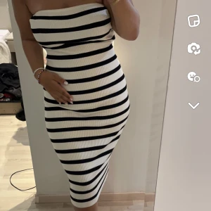 Randig klänninf - Jättefin klänning som endast är använd en gång. Strl L men passar s-m