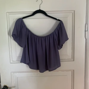 Blå topp  - En gullig topp från Gina Tricot. I storleken m. Snygg till sommaren. 