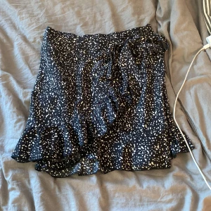 Svart kjol - Svart kjol med vita prickar från shein i storlek M. Aldrig använt då den är för stor för mig men jätte fin annars och i fint skick💕
