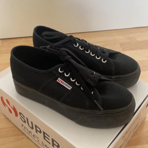 Superga  - Säljer mina supergaskor som är sparsamt använda 🩷