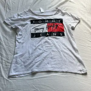 En snygg Tommy Hilfiger t-shirt. Har blivit använd 7-8 gånger väldig snygg till sommaren 
