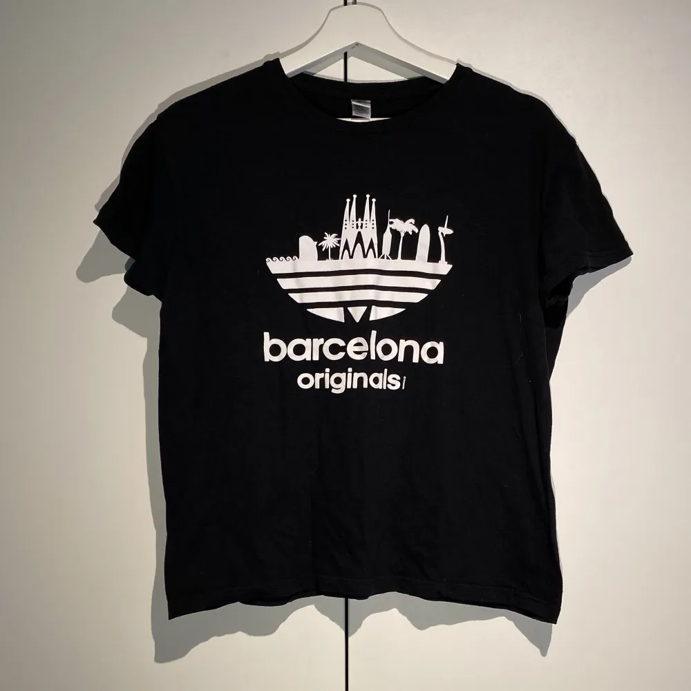 Hej, säljer en riktigt fet Barcelona Originals T-shirt. Croppad fit och passar storlek Small. Den är i bra skick utan fläckar eller dylikt. Säljer billigt. Priset är inte hugget i sten. Hör av dig vid frågor. . T-shirts.
