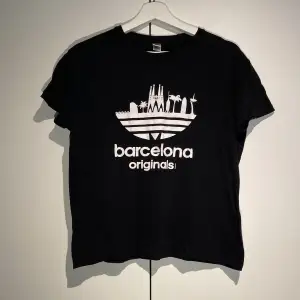 Hej, säljer en riktigt fet Barcelona Originals T-shirt. Croppad fit och passar storlek Small. Den är i bra skick utan fläckar eller dylikt. Säljer billigt. Priset är inte hugget i sten. Hör av dig vid frågor. 