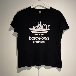 Barcelona Originals T-shirt  - Hej, säljer en riktigt fet Barcelona Originals T-shirt. Croppad fit och passar storlek Small. Den är i bra skick utan fläckar eller dylikt. Säljer billigt. Priset är inte hugget i sten. Hör av dig vid frågor. 