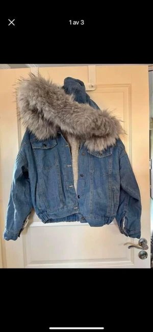 Jeansjacka med päls - Storlek s 