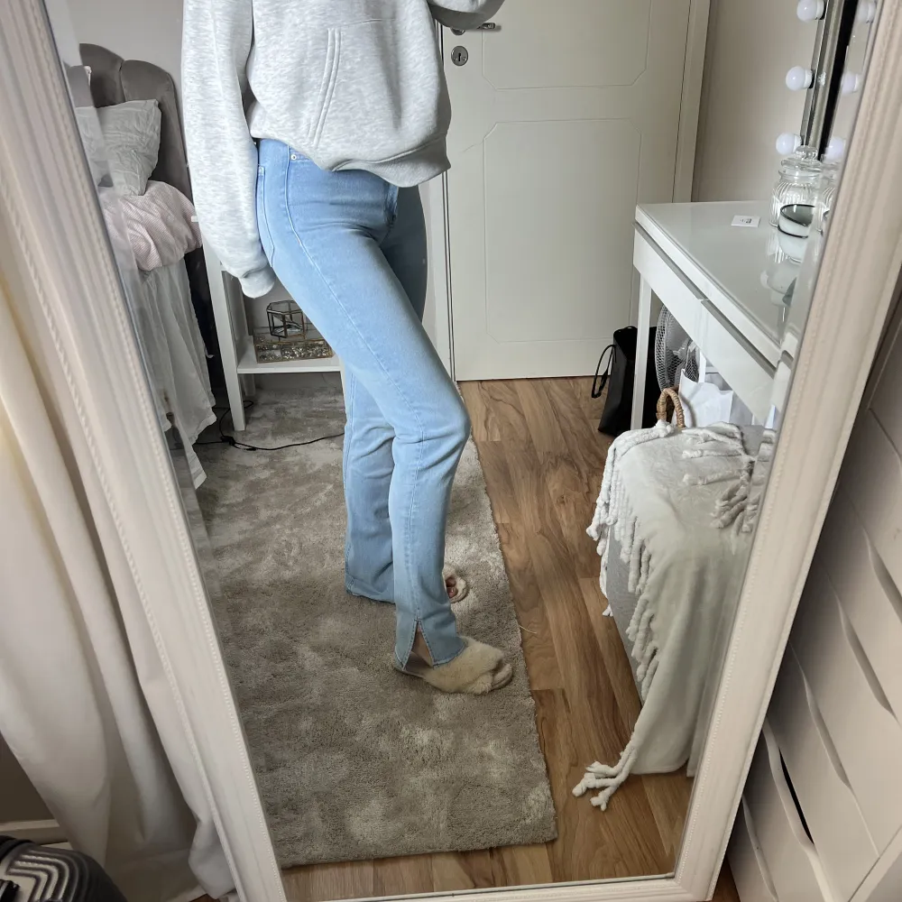 Oanvända blåa jeans med slits på utsidan. Sköna och stretchiga i materialet men kommer tyvär inte till användning hos mig!🌸🫶🏼. Jeans & Byxor.