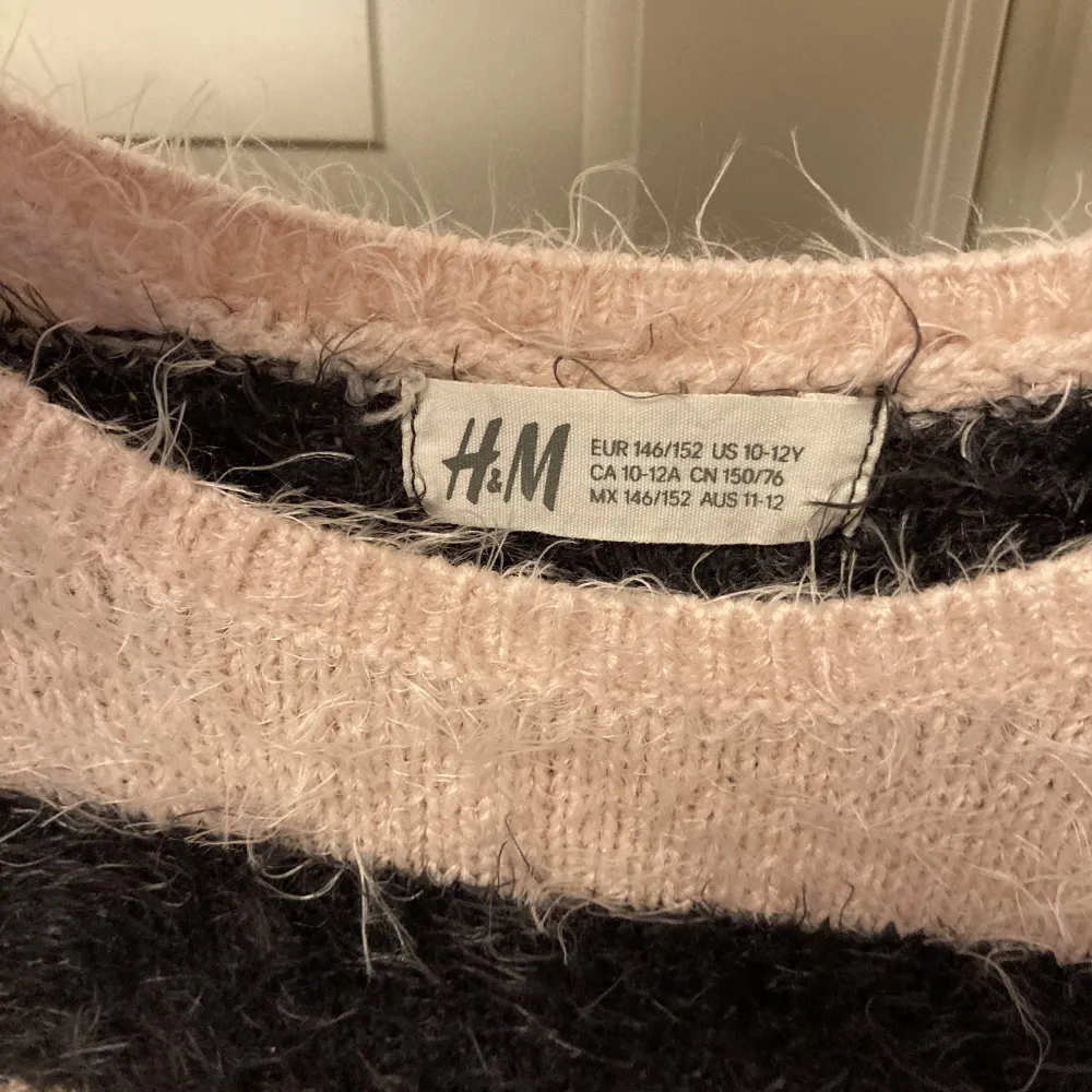 En lurvig stickad tröja från H&M i storlek 146/152. Använd ett få antal gånger. Passar xs. Stickat.